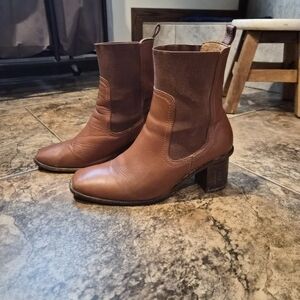 Elegant Tan Heeled Boots